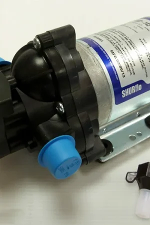 Pompe de surface SHURFLO Deluxe Light 2088 403 143 (12V - 10,6L/mn) Satisfait Ou Remboursé